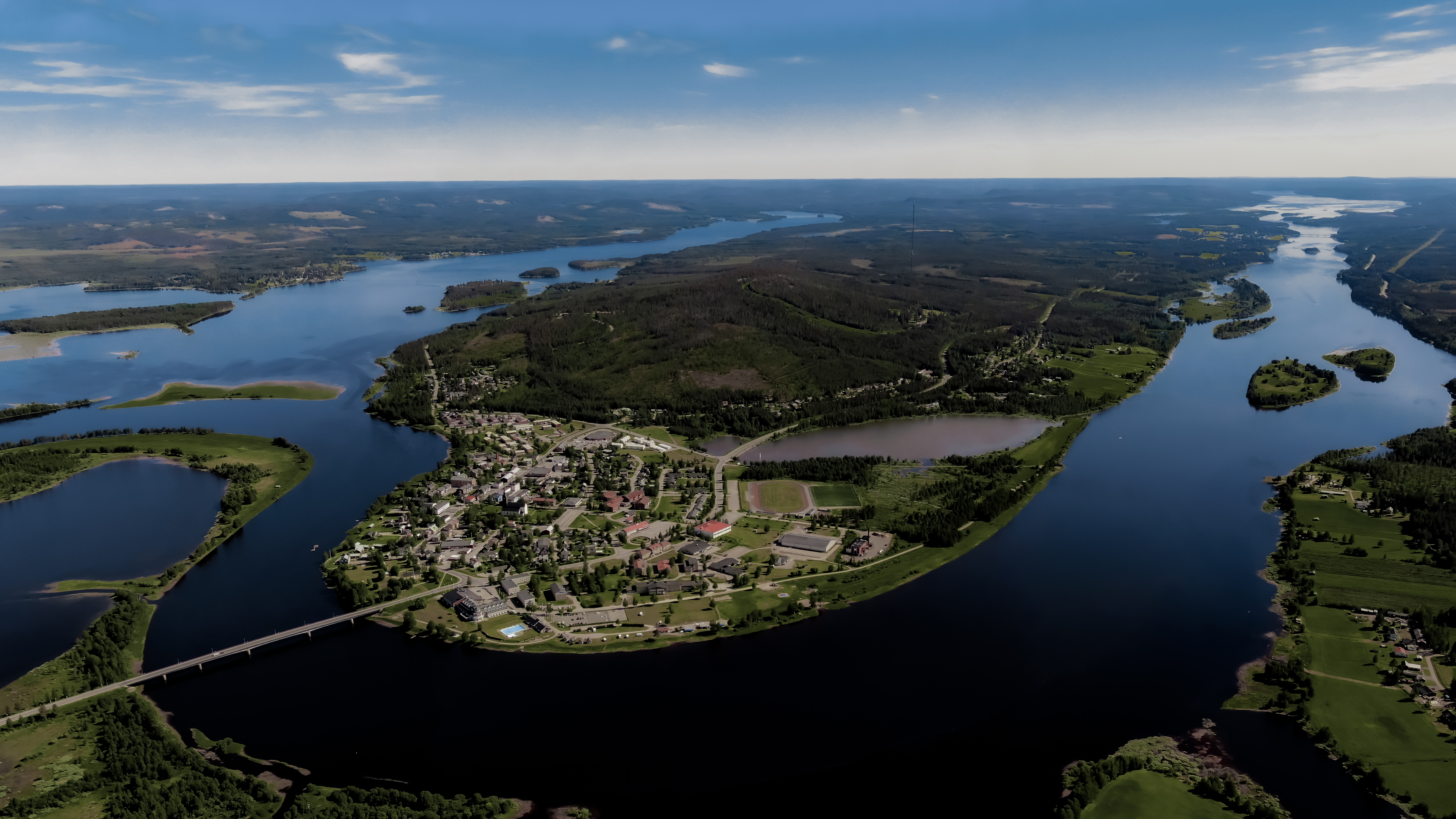 vybild tagen från luften på Överkalix centralort omgiven av älven