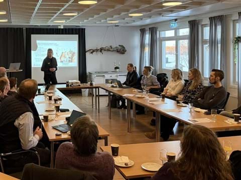 frukostmöte sittande vid långa bord