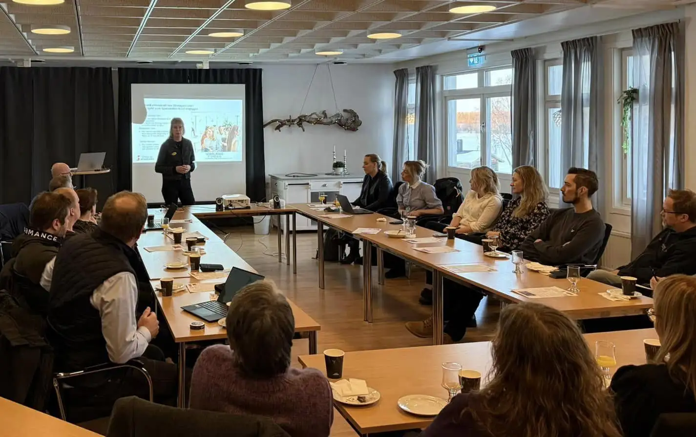 frukostmöte sittande vid långa bord