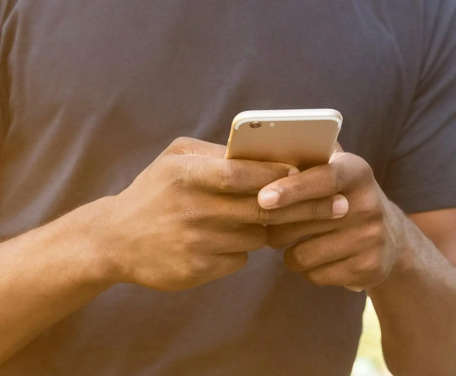 två händer som håller i en mobiltelefon