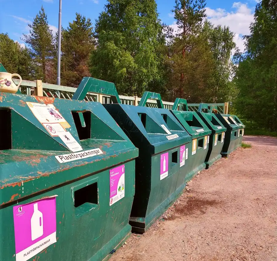 gröna containrar på Tallviks återvinningsstation
