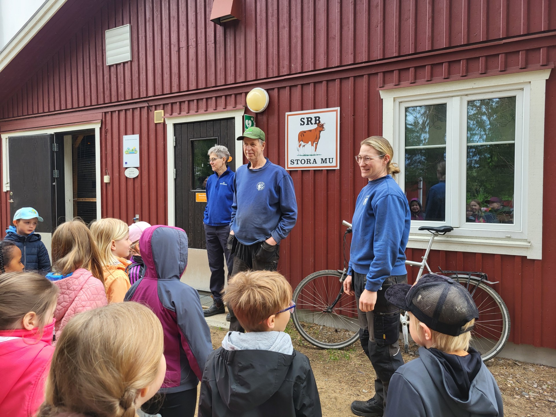 Bönderna på Stora Mu berättar om bondgården för skolbarn