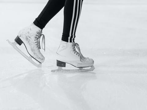 bilden visar fötterna på skridskoåkare på is