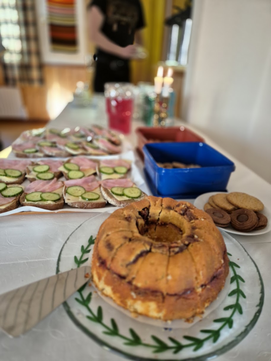 sockerkaka och smörgåsar uppdukade på ett bord