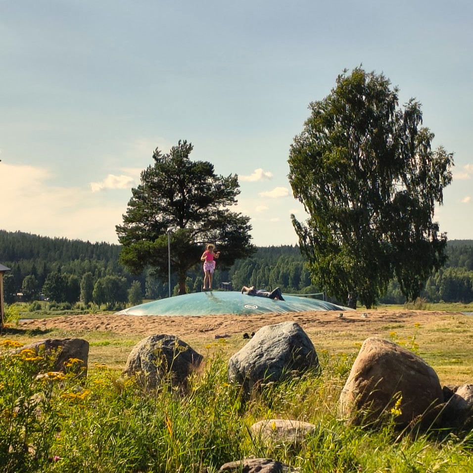 uppblåsbar hoppkudde med hoppande barn på