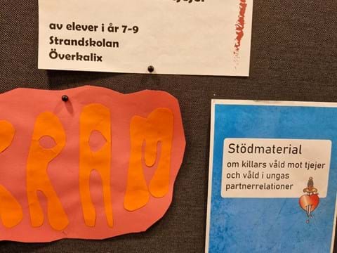 anslagstavla med lappar på