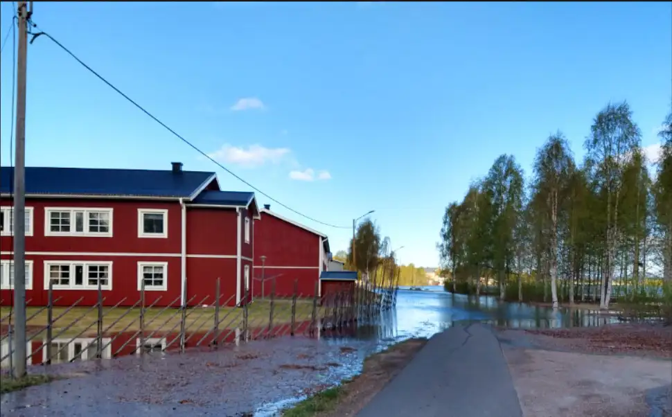 översvämmad cykel och gångväg
