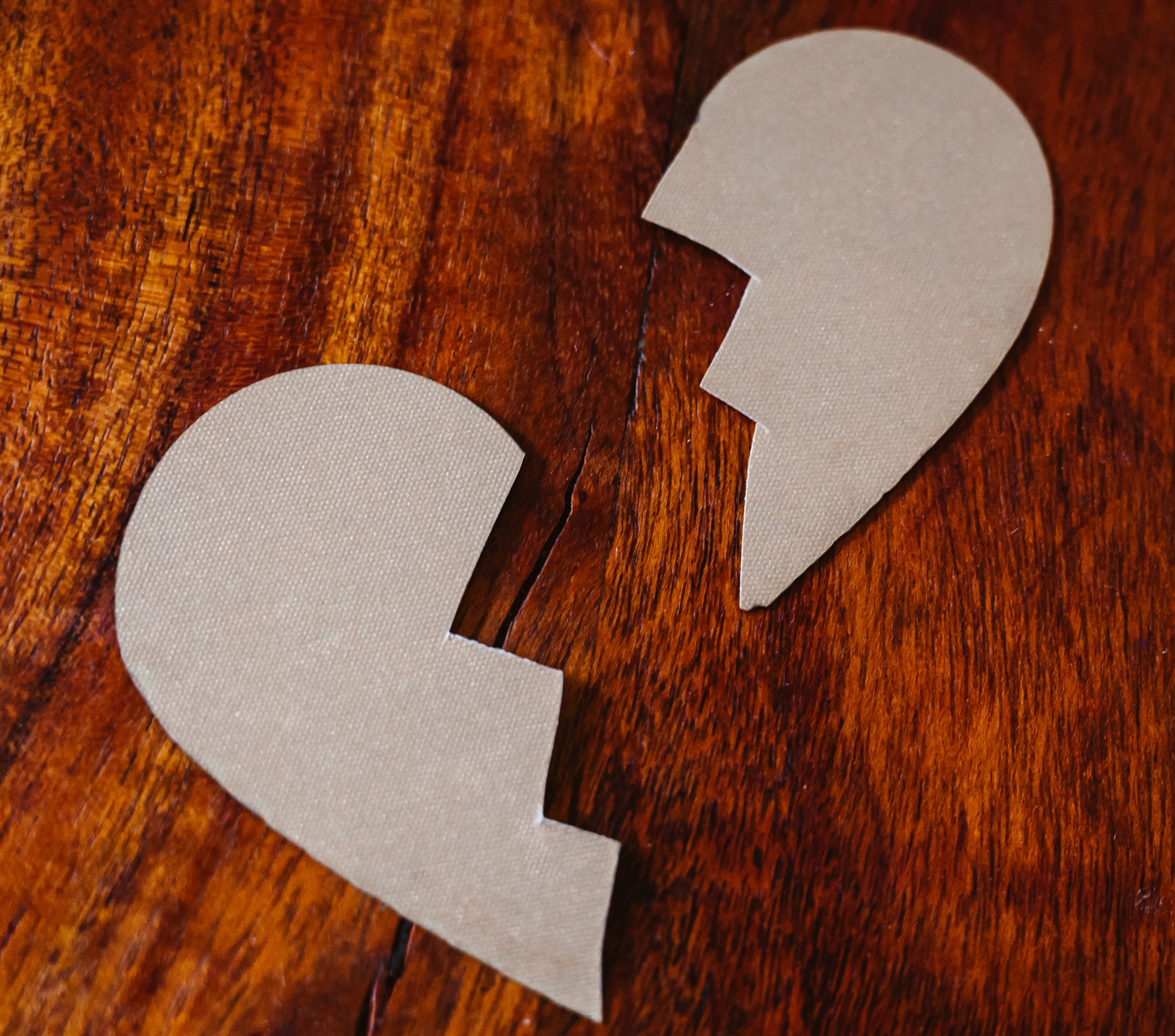 Trasigt hjärta av papper på ett bord