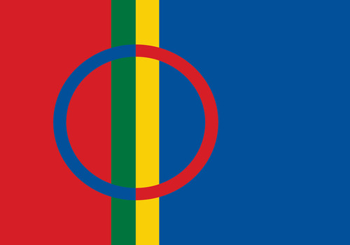 Samiska flaggan i olika färgfält, från vänster röd, grön, gul och blå med en ring över i blått och rött