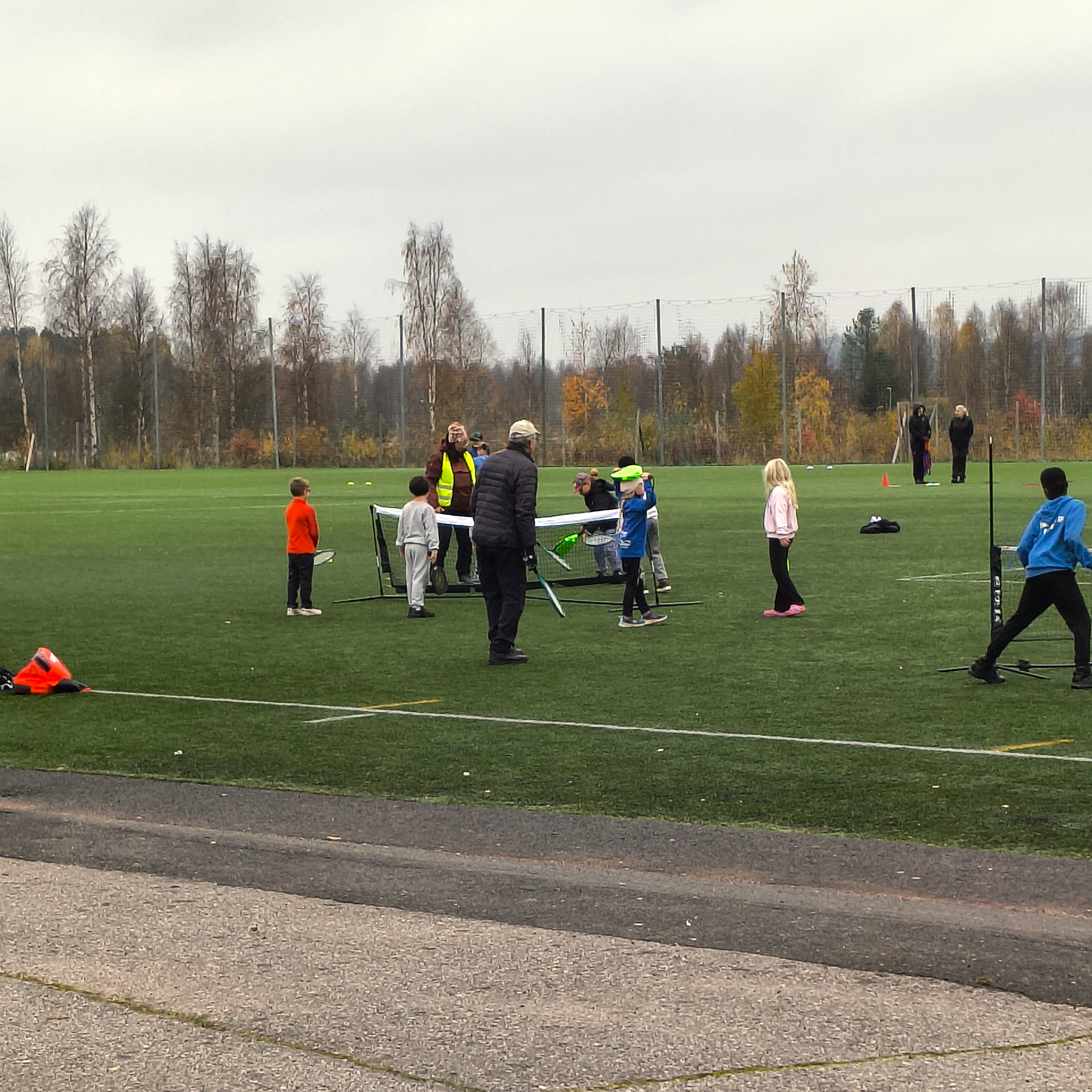 idrottande barn på fotbollsplanen