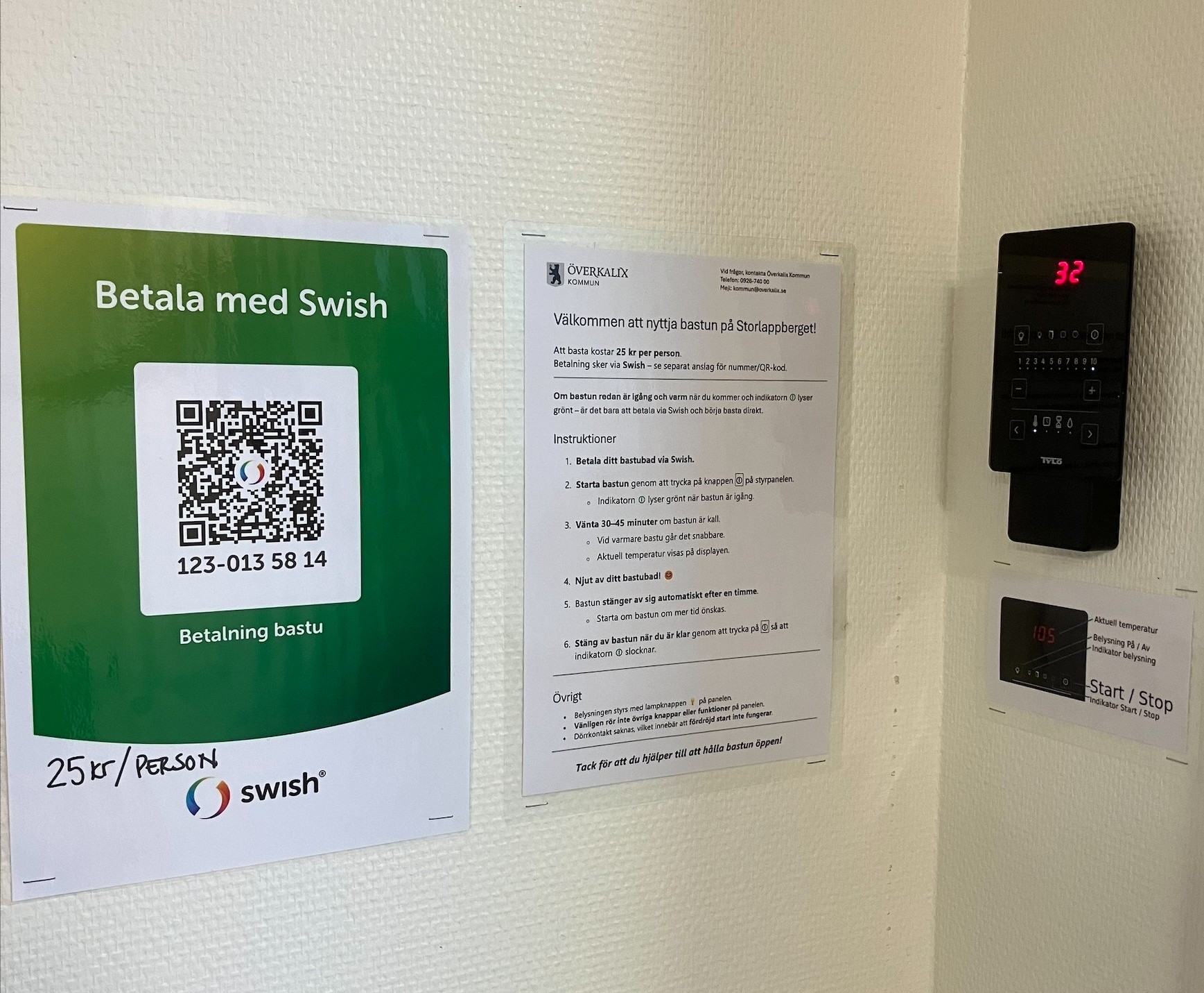 lappar med swishinstruktioner på en vit vägg