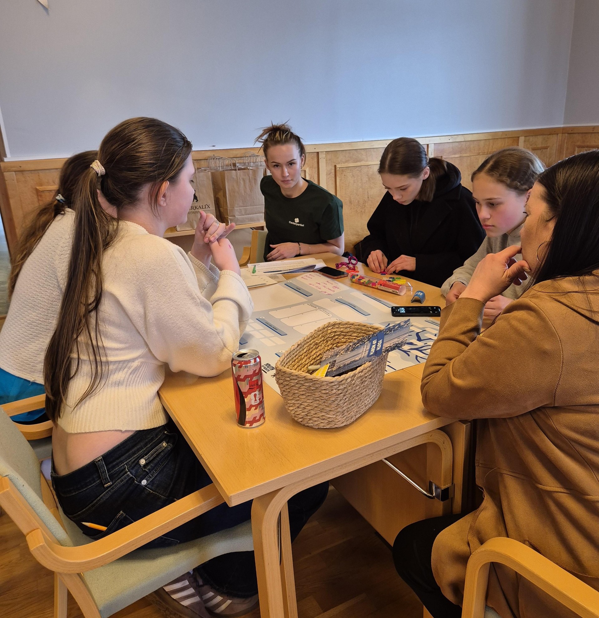ungdomar och vuxna runt ett bord