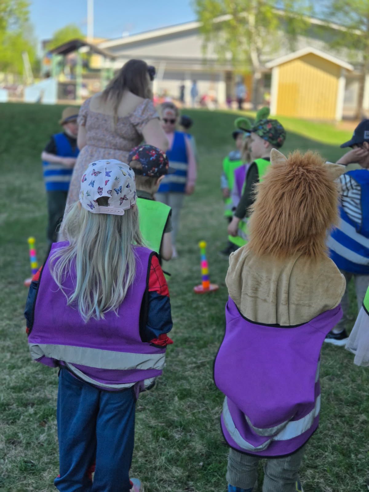 barn ute på gräsmatta