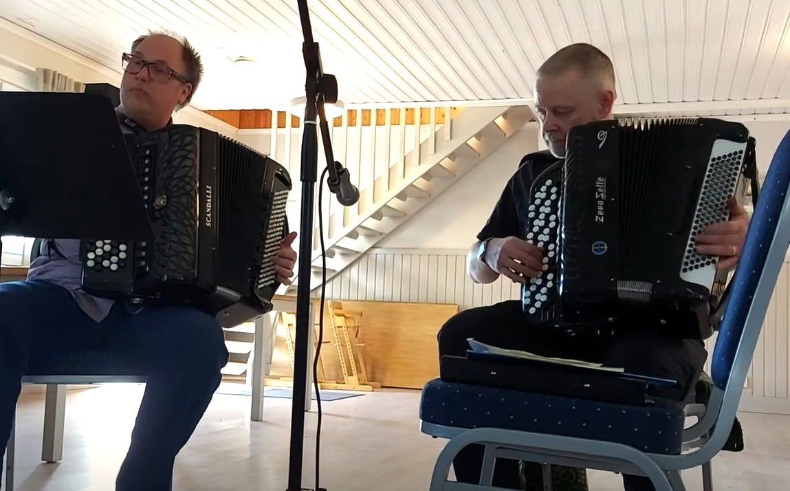 två män spelar dragspel