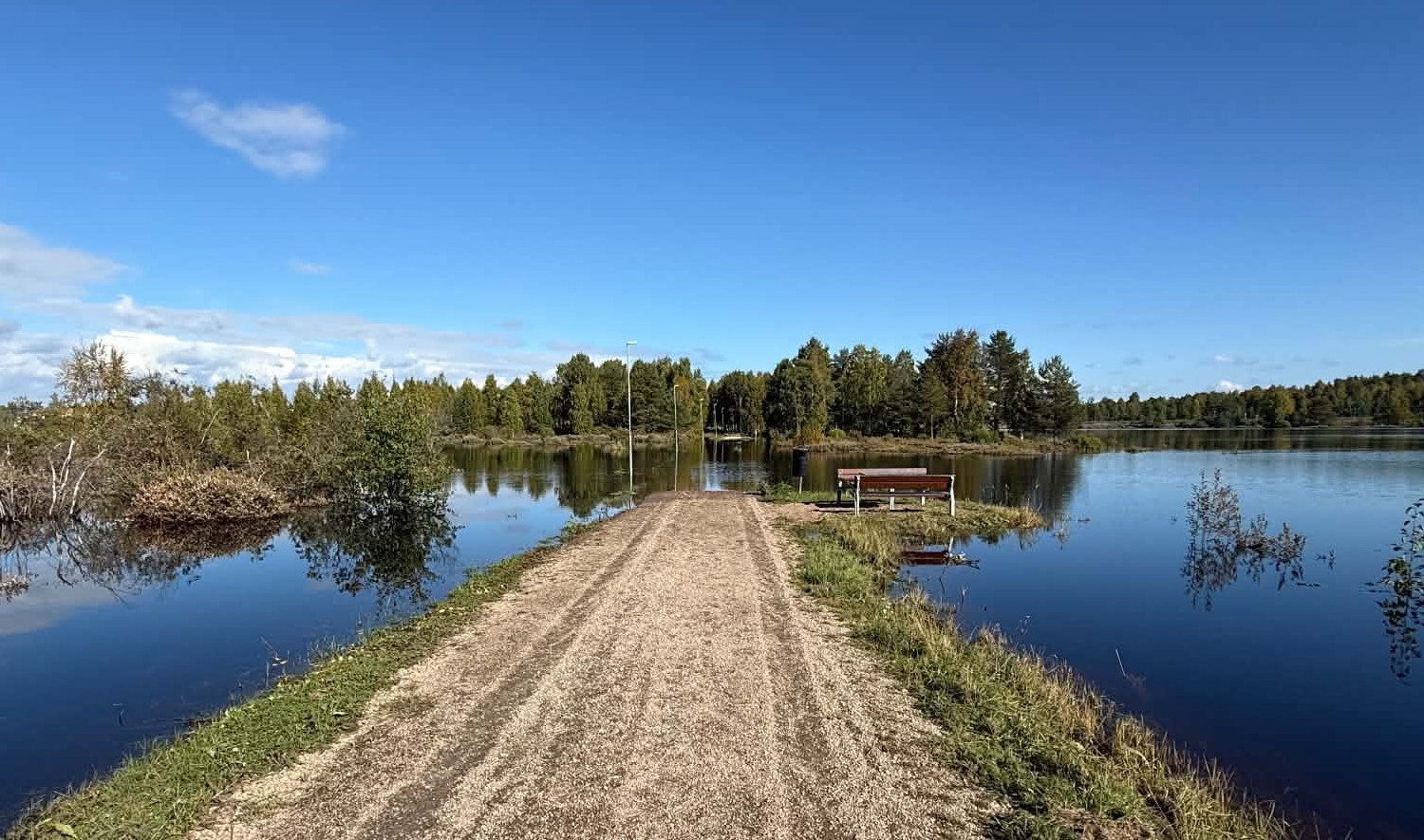 strandpromenaden är på sina ställen översvämmad 