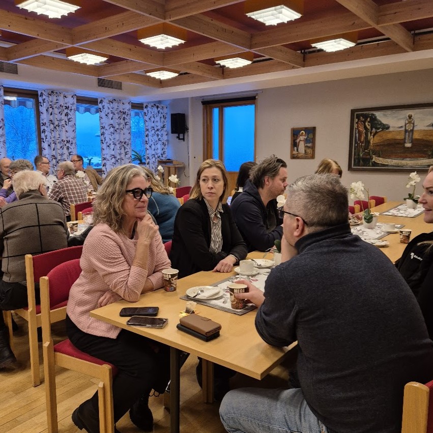 människor som sitter vid olika bord och fikar