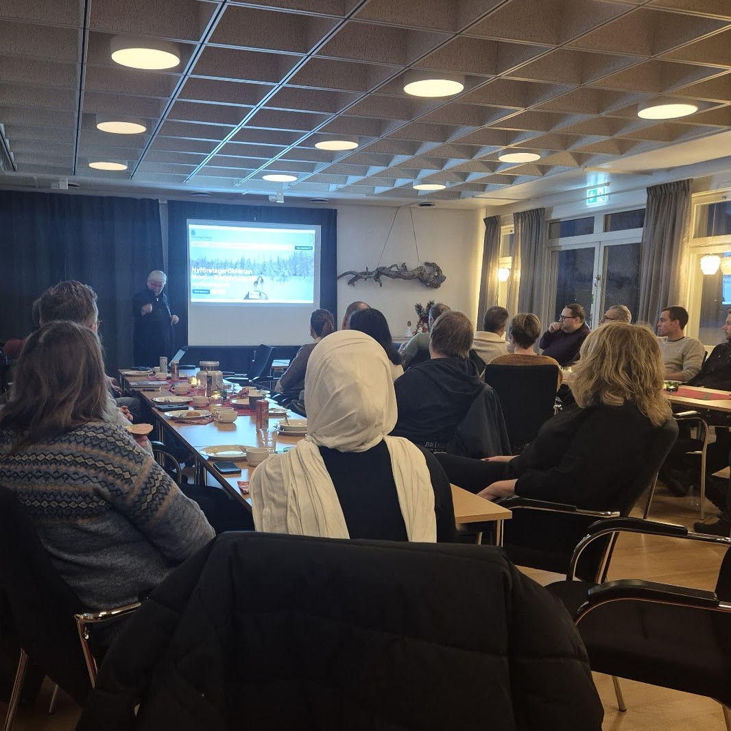 möte med människor som sitter ner och tittar på en skärm