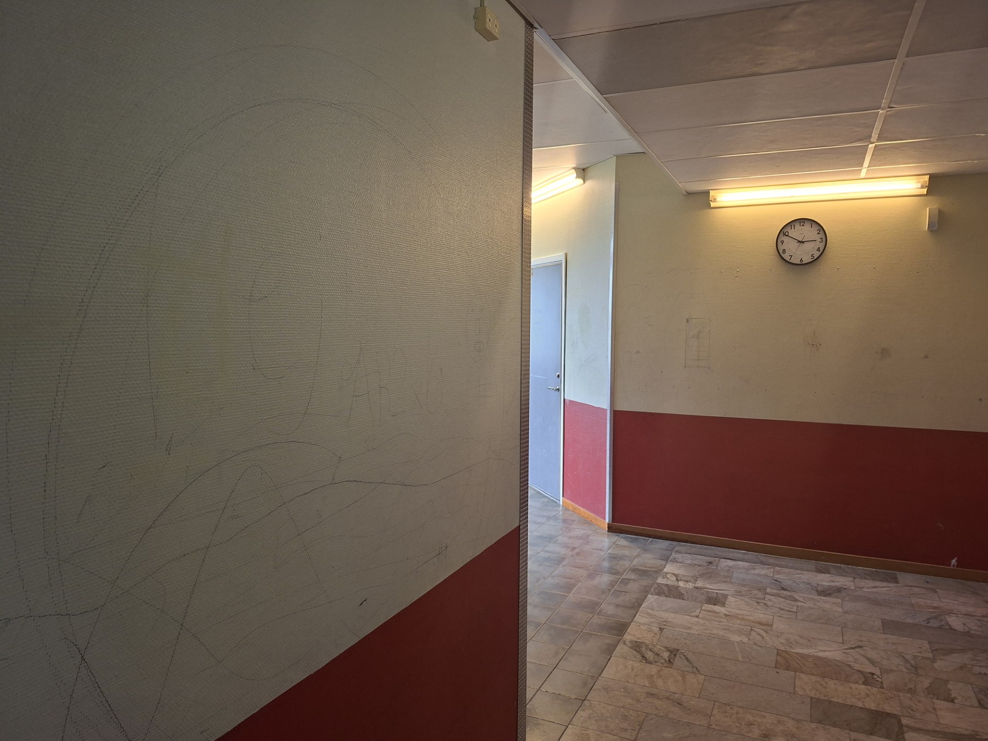 korridor på Strandskolan innan renovering
