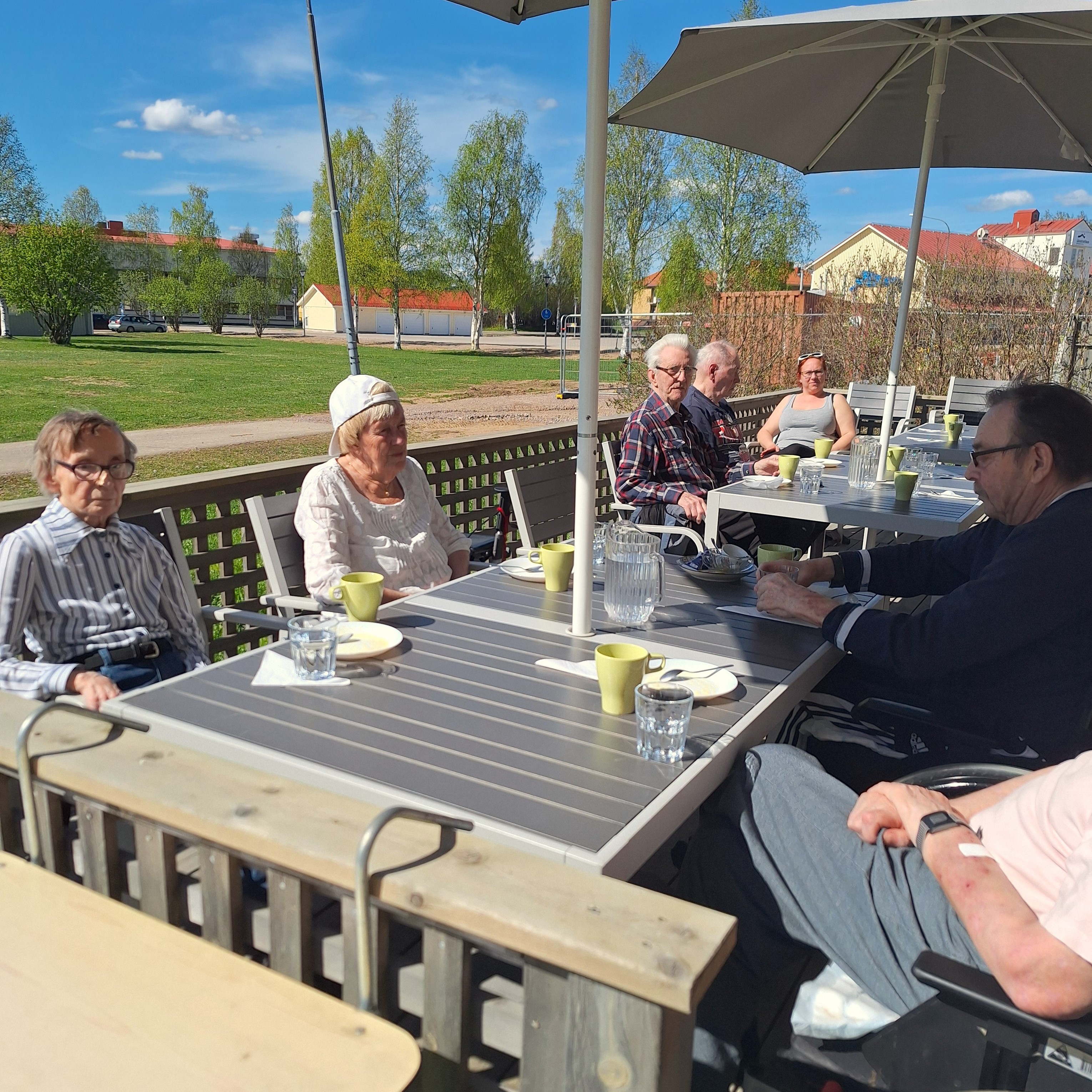 boende på trygghetsboendet sitter ute och fikar