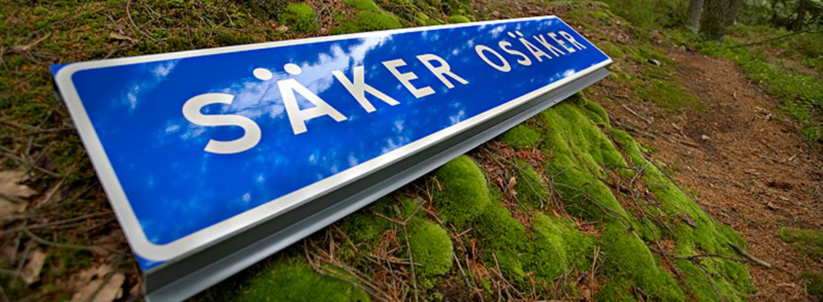 Bild av vägskylt med texten säker osäker.