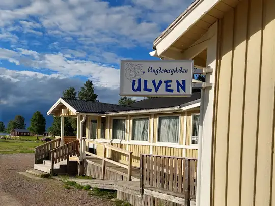 bilden visar ett gult enplanshus sett från sidan men skylten ungdomsgården ulven