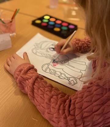 barn som ritar och färglägger 