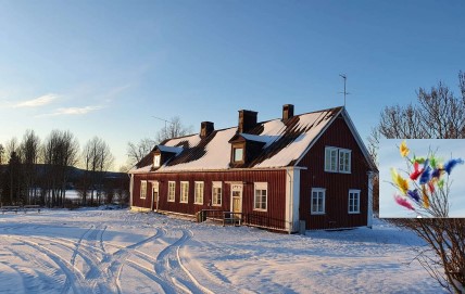 en röd träskola med vita knutar, vintertid med snö