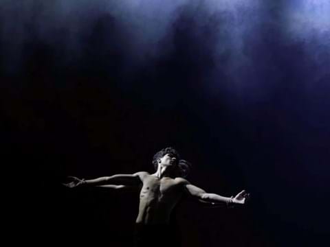 bilden visar en dansare mot mörk bakgrund