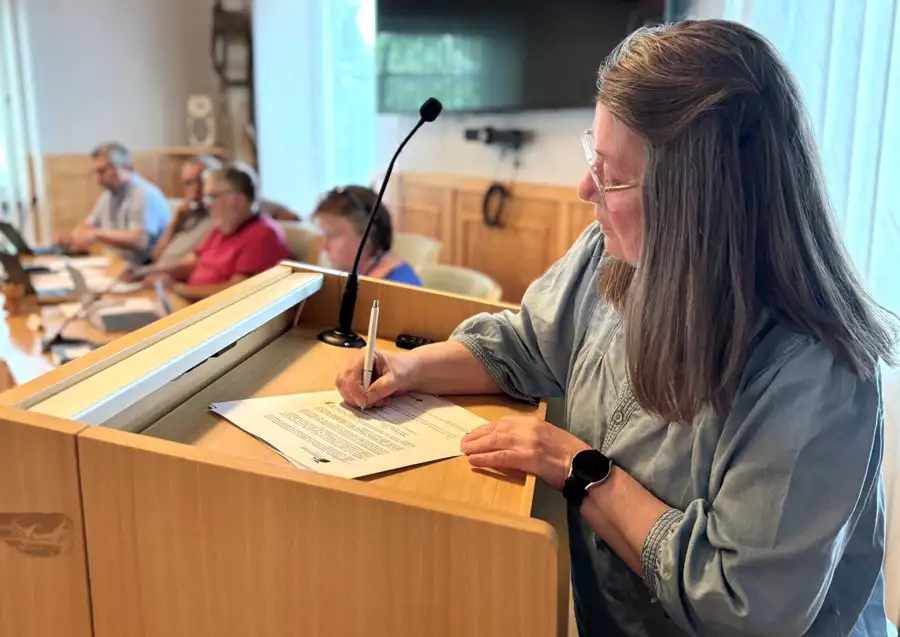 Kommunfullmäktiges ordförande Kristina Åhl undertecknar Borgmästaravtalet.