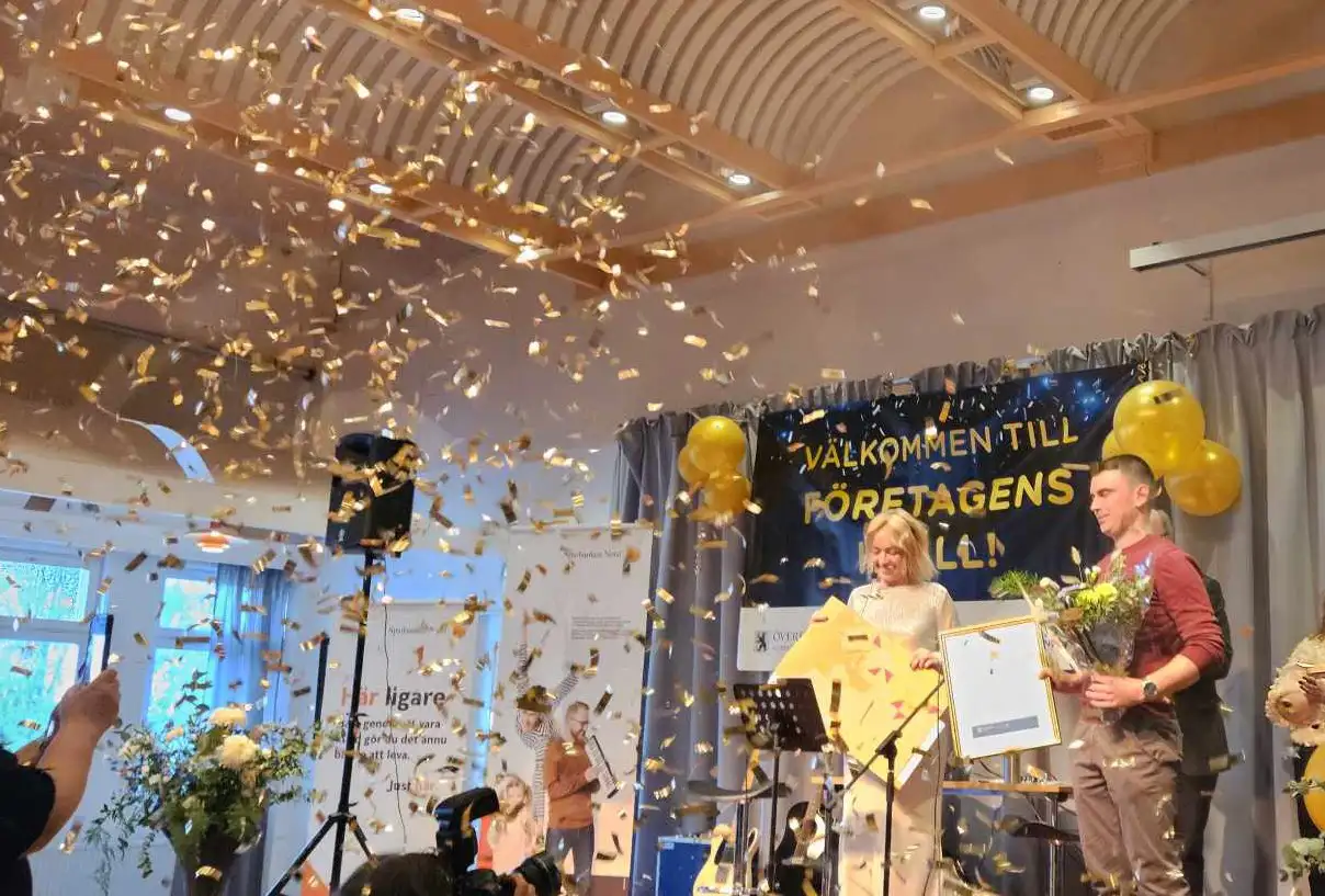 Prisutdelning med guldkonfetti