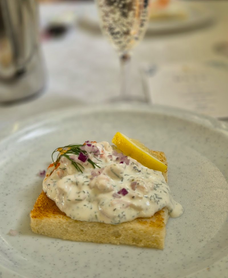 toast skagen, en skagenröra på en brödskiva var förätten