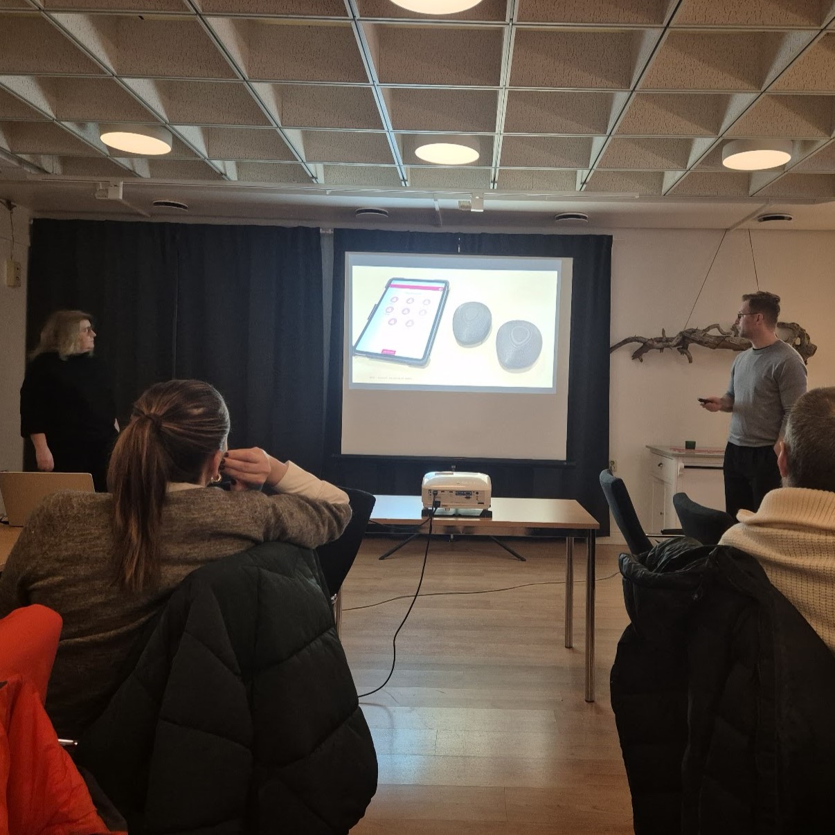 möte med människor som sitter ner och tittar på en skärm