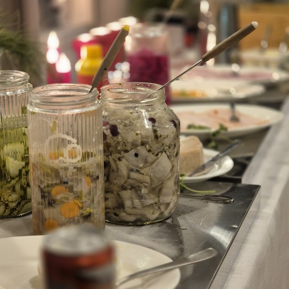 burkar och fat med julmat