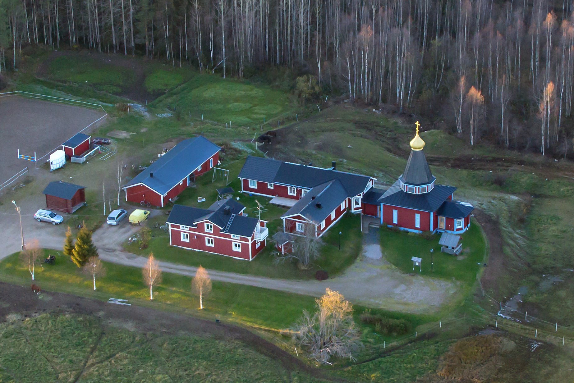 sirillusgårdens röda hus i flygbild