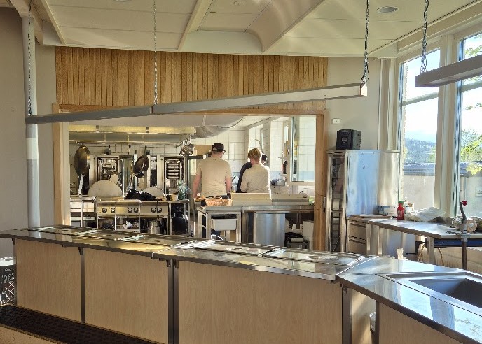 elever från årskurs åtta lagar och serverar maten