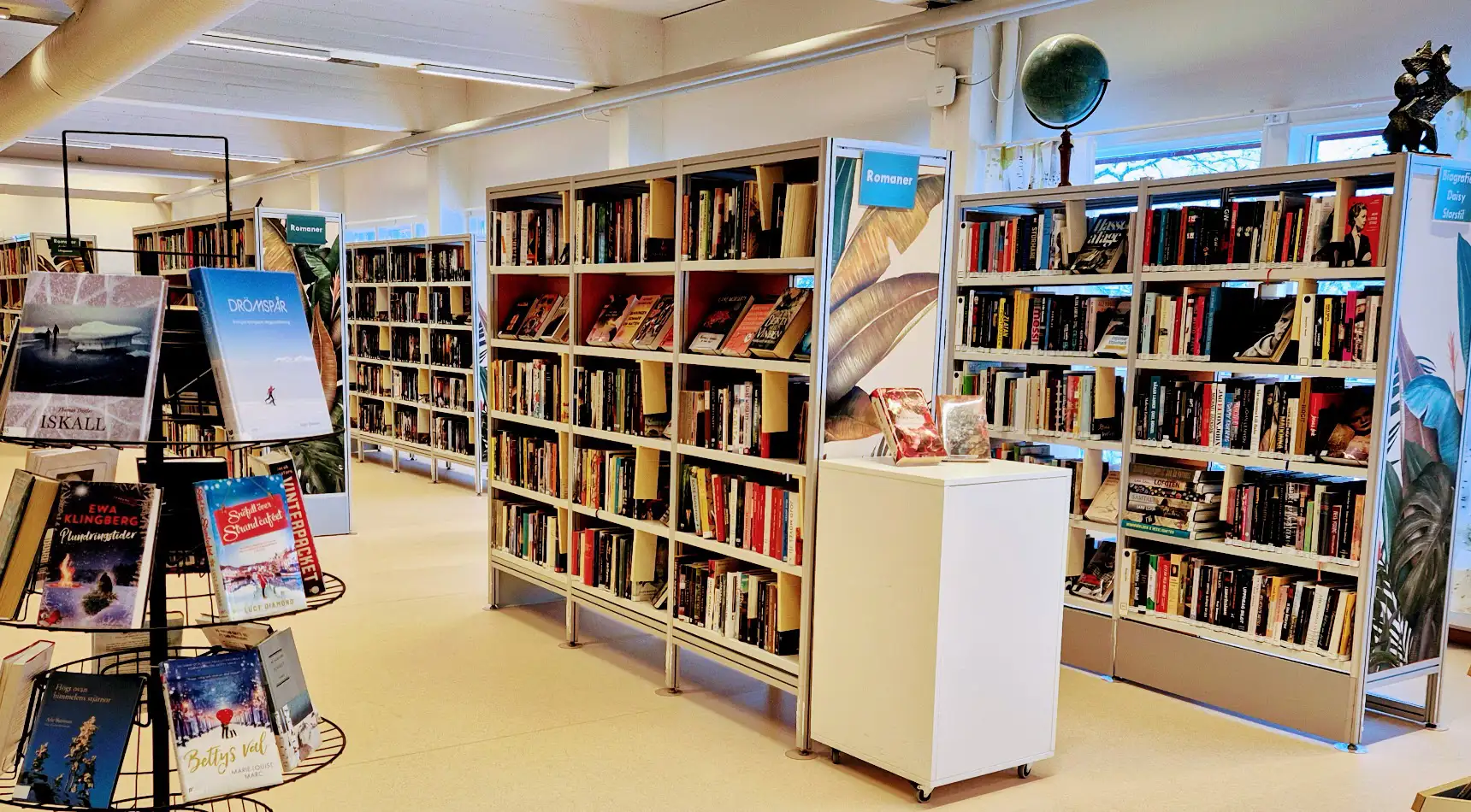 bokhyllor fulla med böcker på ett bibliotek