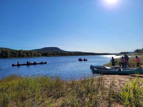 Kanotpaddling på Ängesån med Strandskolan i Överkalix