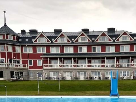 röd hotellbyggnad