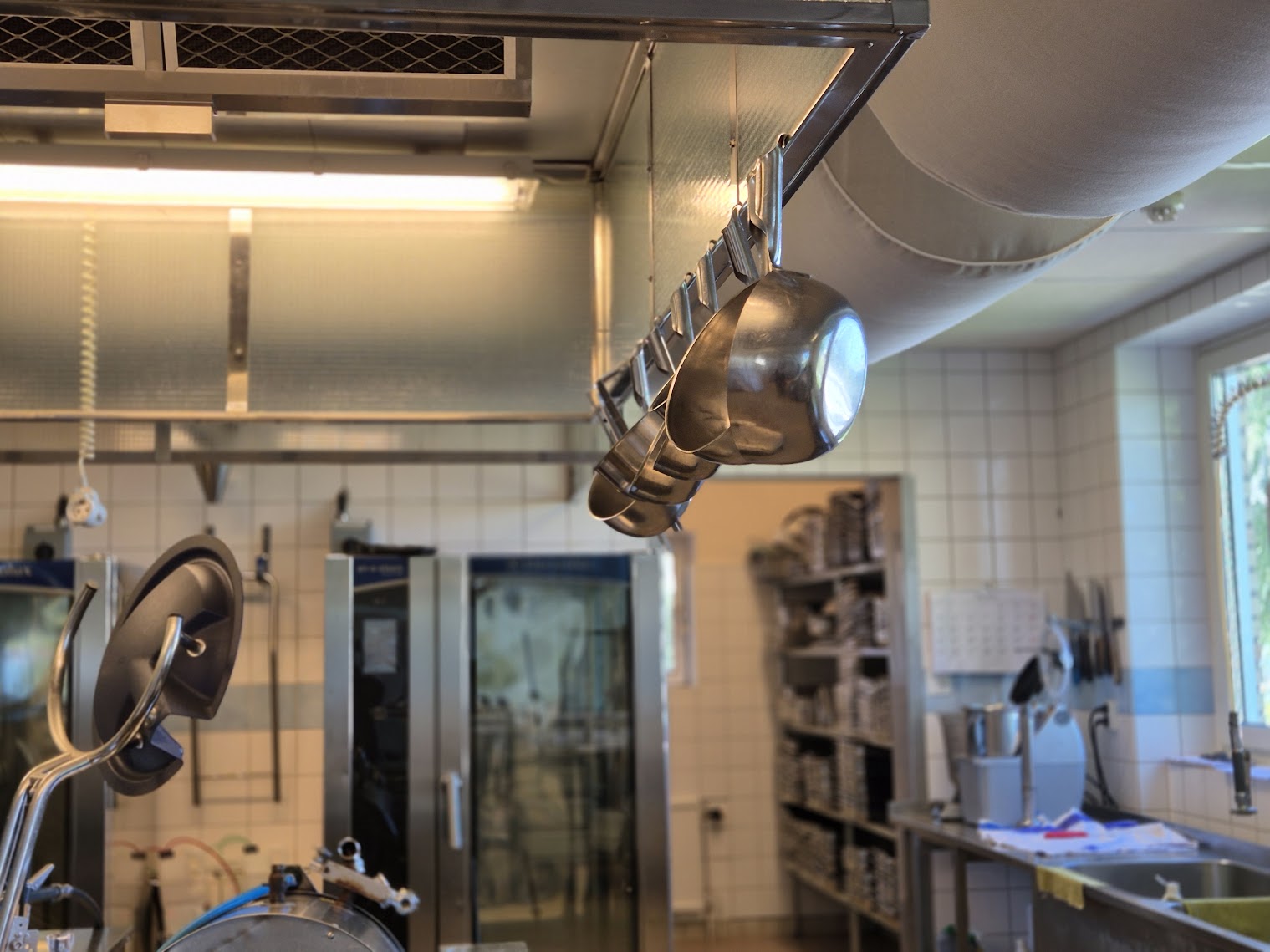 kastruller i ett storkök