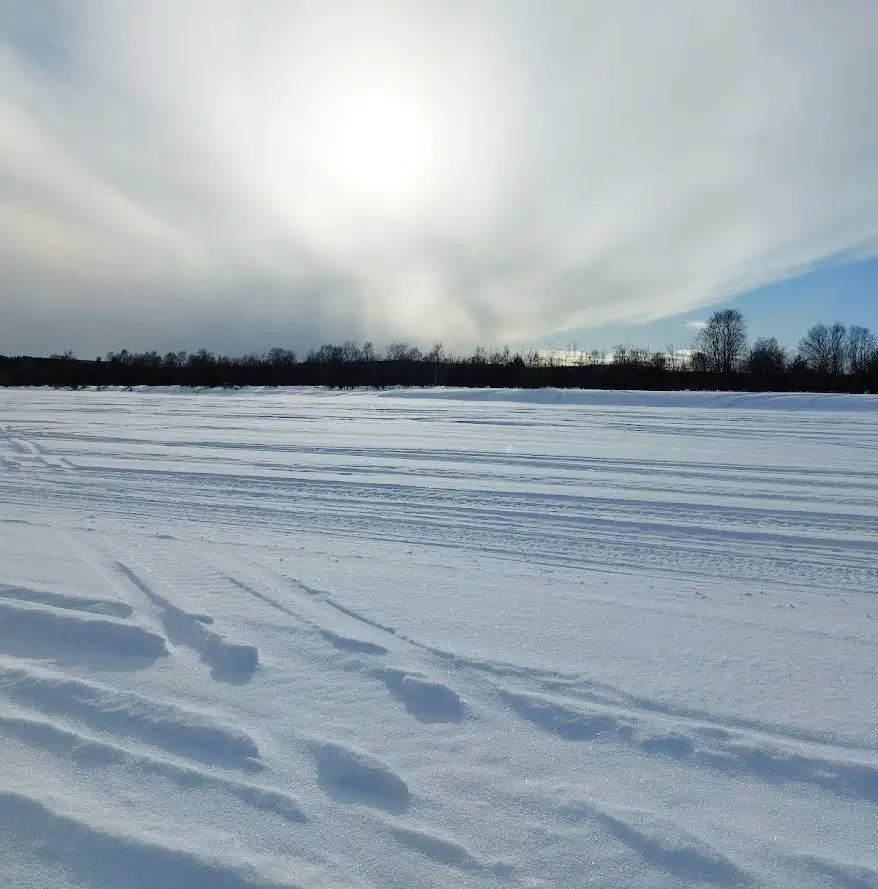 snötäckt is på Ängesån i Överkalix
