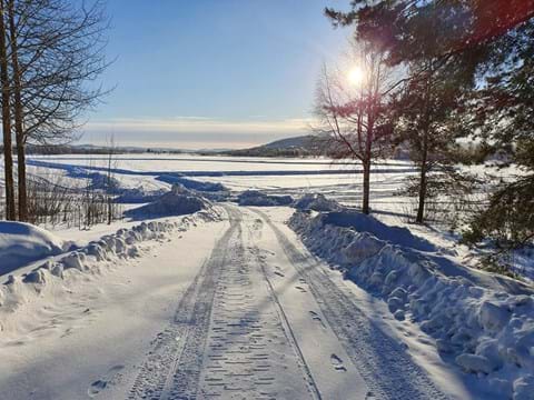 snöig väg