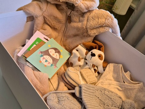 babysaker i en kartong