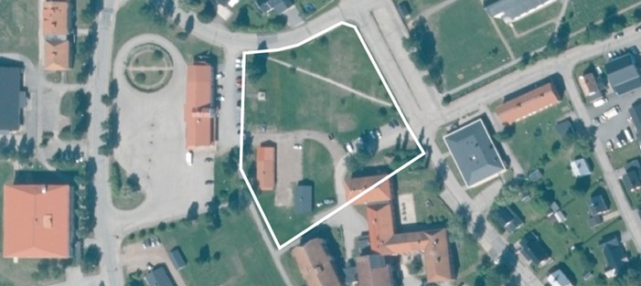 kartbild över delar av centrala Överkalix med en utpekad tomt inritad med vita streck