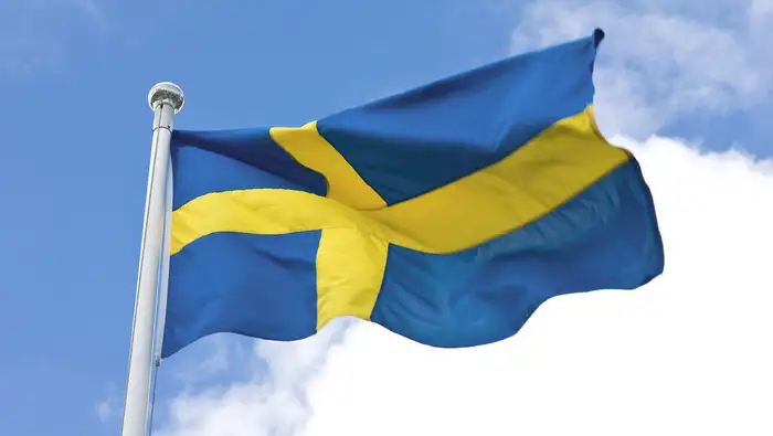 svenska flaggan vajar i vinden