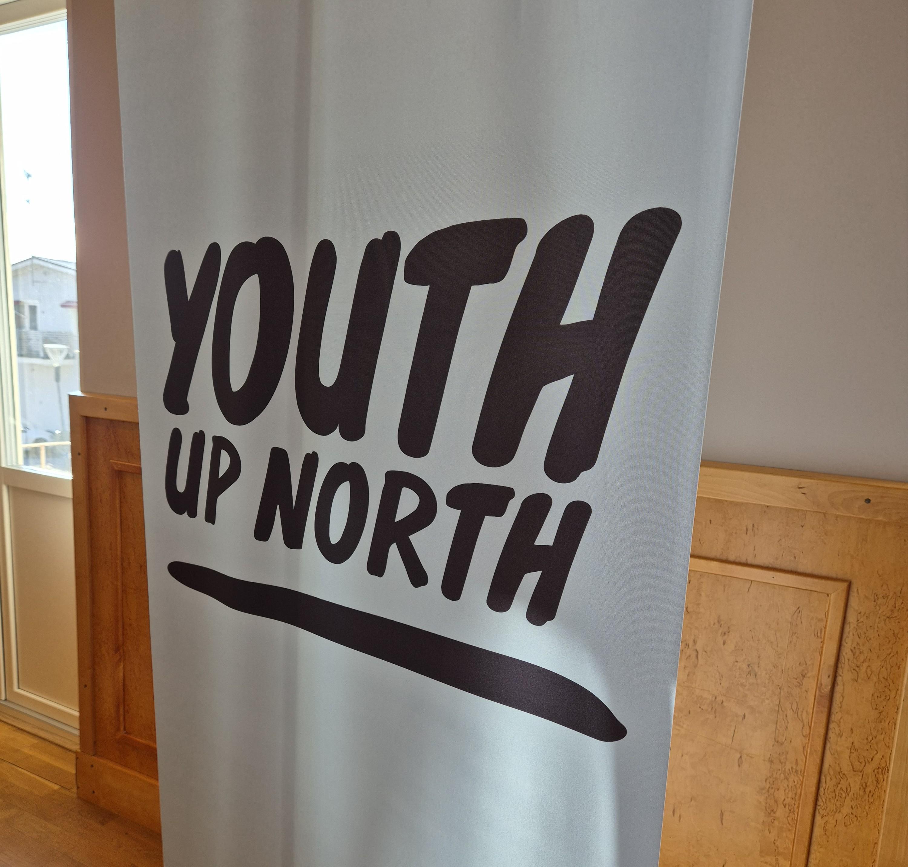 rollup med svart text youth up north