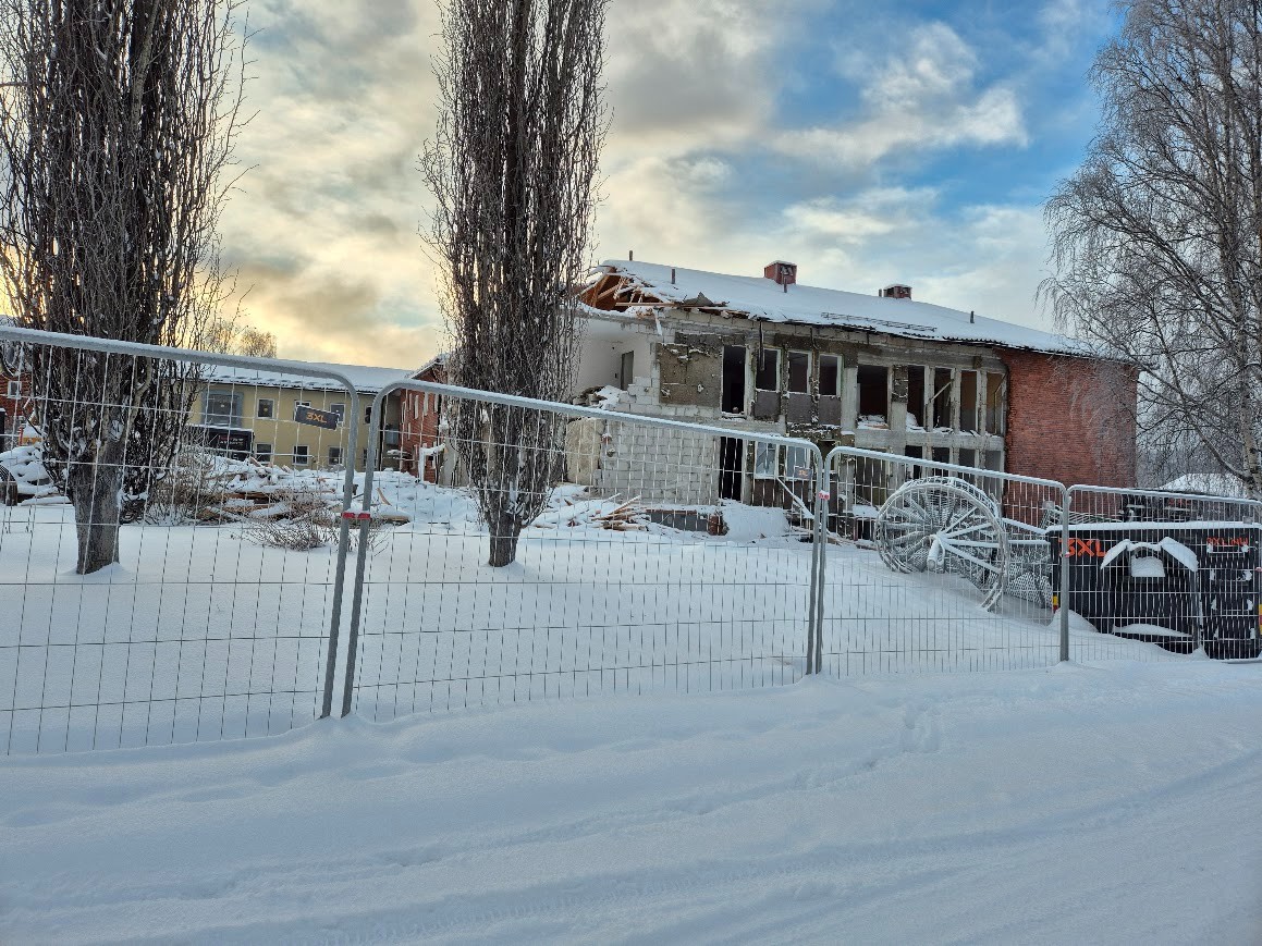 Dammigt under pågående rivning: image