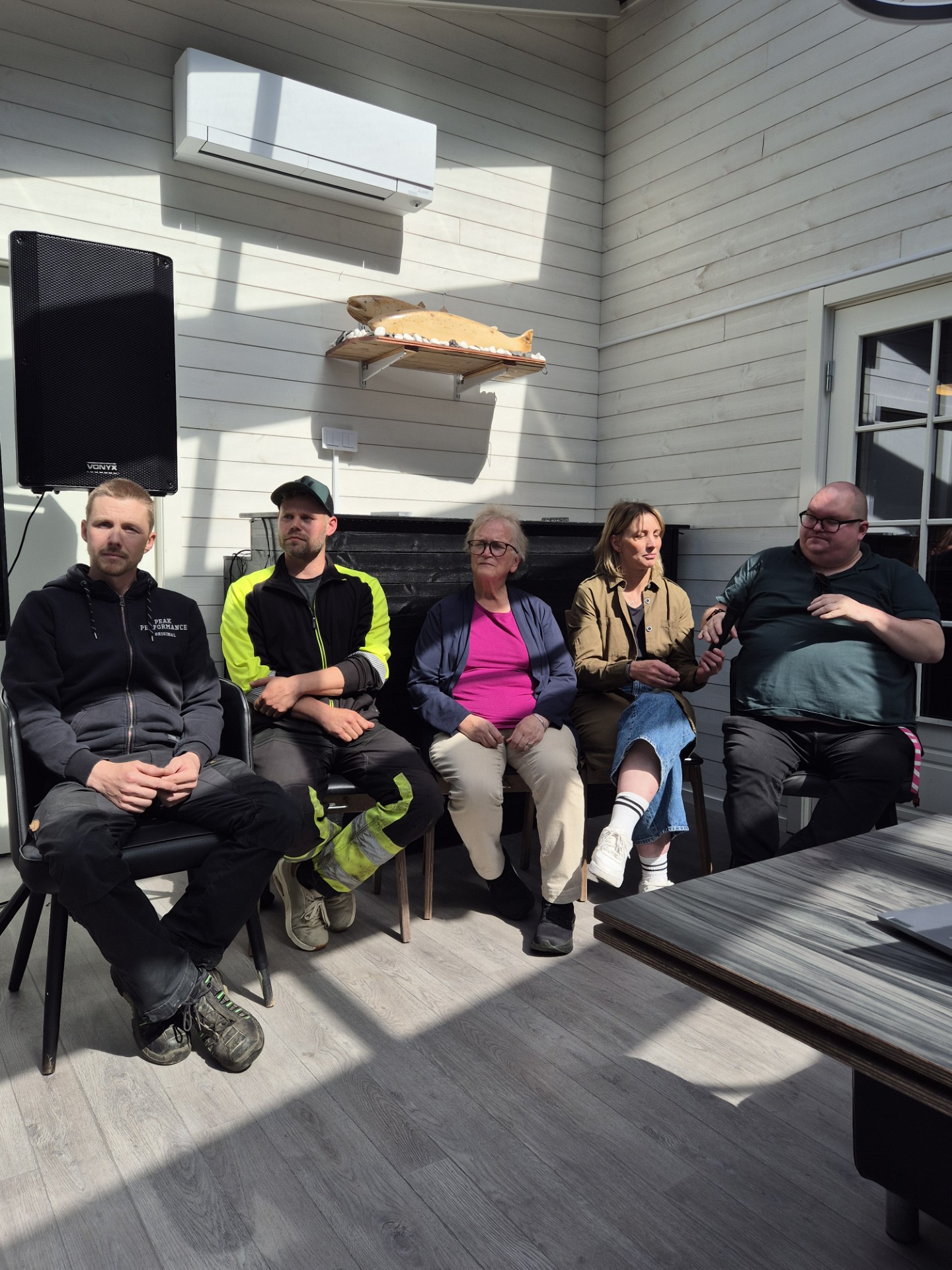 panelsamtal med företagare Karl-Oskar Isaksson, företagare och arbetsgivare. Micha Deugens, inflyttare som snabbt fick jobb hos Karl-Oskar. Anne Jakobsson byaambassadör i Jockfall, Johannes Sundelin ordförande Regionala utvecklingsnämnden.