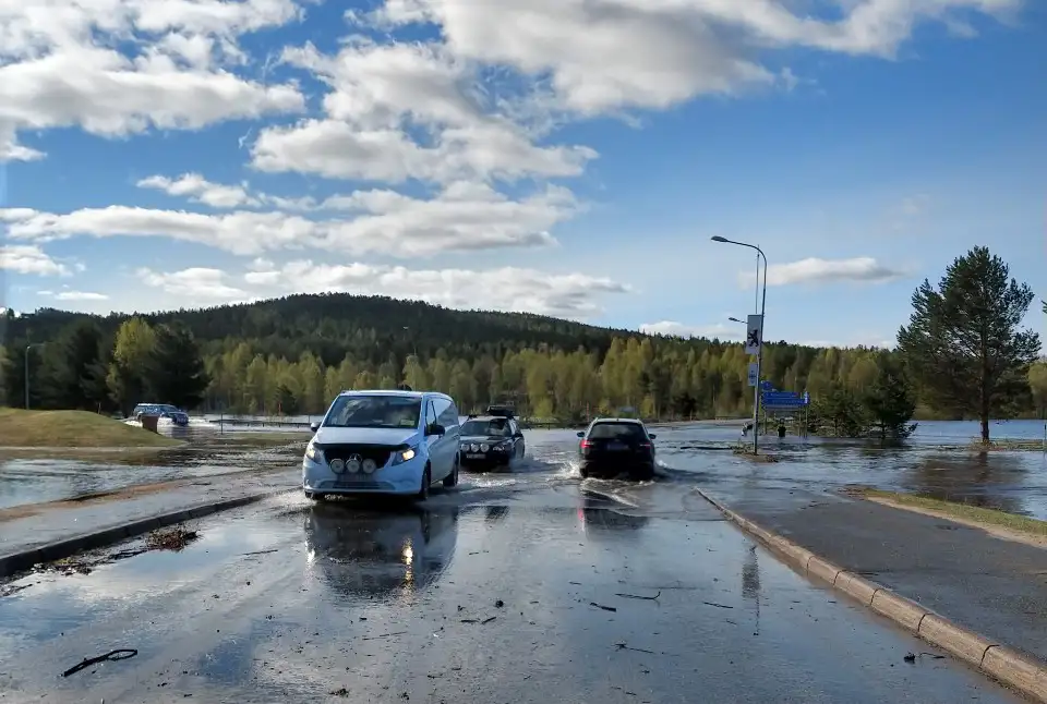 översvämning bilväg