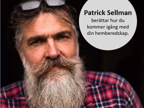 bilden visar en man med grått skägg och rödrutig skjorta