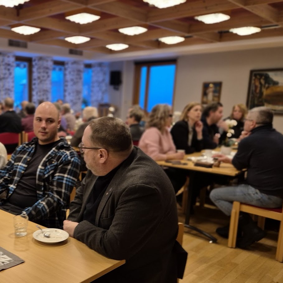 människor som sitter vid olika bord och fikar
